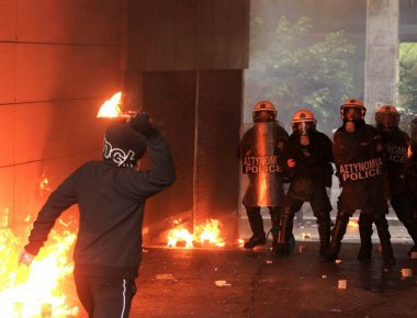 Επίθεση με μολότοφ στο Αστυνομικό Τμήμα Ζωγράφου τα ξημερώματα